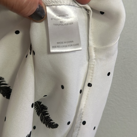 DR2 women white vneck lightweight blouse w/feather print, polkadots & 3/4 sleeve - Picture 7 of 10